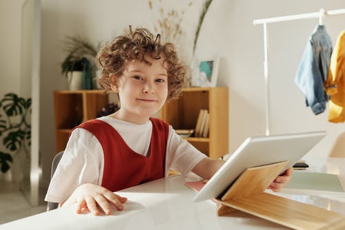 少儿在线英语培训怎么样？宝妈分享：孩子在家玩中学，很开心！